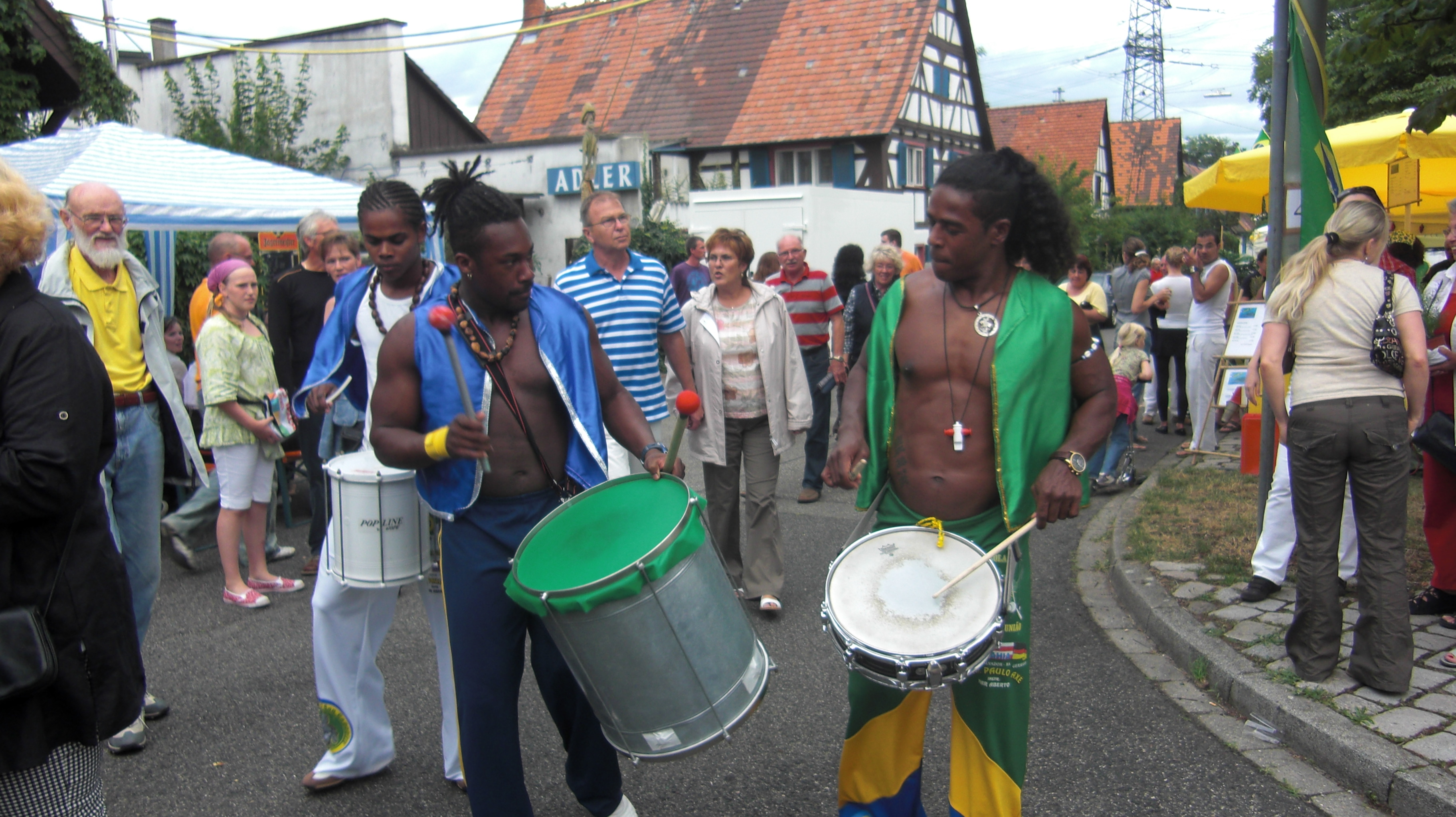 Die Trommler auf einem vollen Straßenfest
